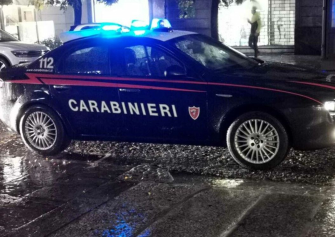 Italia. O româncă de 17 ani a fost prinsă de poliție după ce a încercat să fure bunuri dintr-un supermarket în valoare de 350 de euro