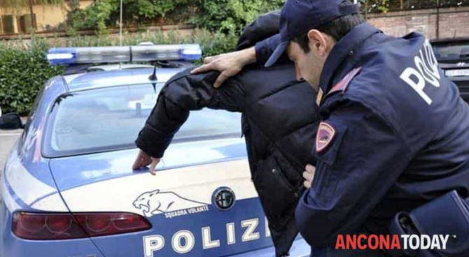 Italia. Un român a ajuns la închisoare, după ce a furat un parfum. Ce au descoperit polițiștii când au deschis baza de date.