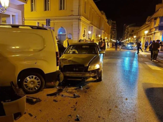 Italia. Un român a făcut prăpăd pe străzile din Taranto A lovit zeci de mașini parcate și s-a oprit într-o dubă