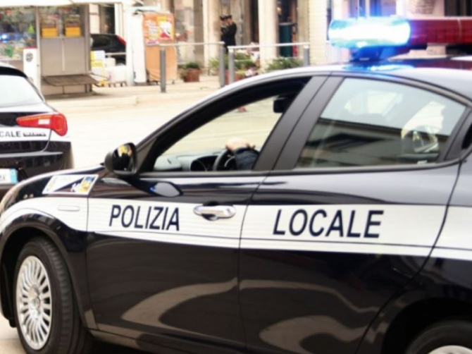 Italia. Un român flămând, prins la furat dintr-un magazin  și-a umplut rucsacul cu biscuiți și mâncare