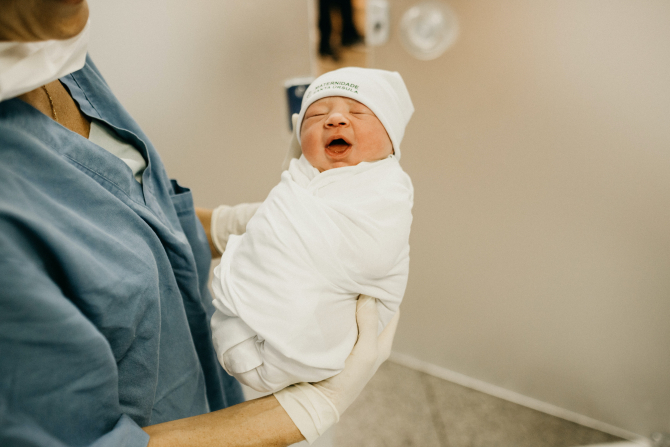 Italia. Un bebeluș român s-a grăbit să vină pe lume și s-a născut în parcarea spitalului