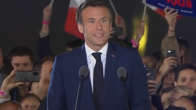 Emmanuel Macron îi laudă "devotamentul și prietenia" Reginei și îi oferă un cal cu ocazia Jubileului de Platină