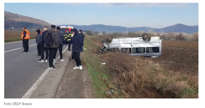 Microbuz plin cu români, răsturnat pe un câmp: Sunt implicate 12 persoane, între care un copil. FOTO: captură oradesibiu.ro