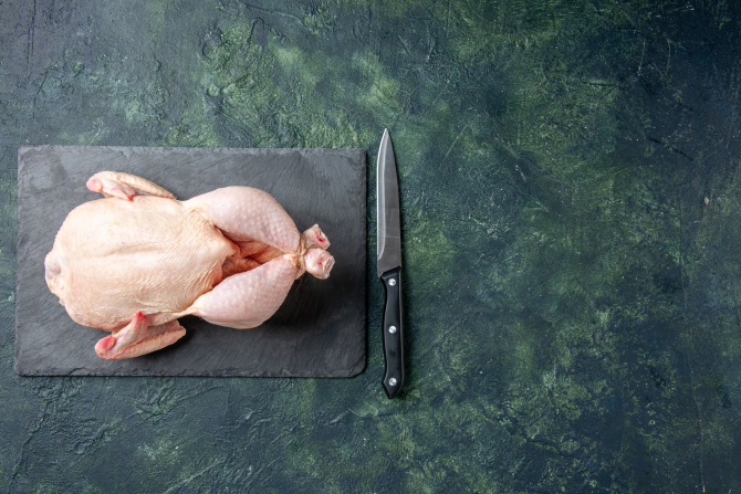Nu mai spăla carnea de pui înainte să o gătești. Obiceiul periculos pe care îl facem zilnic- Trucul ca să elimini contaminarea 