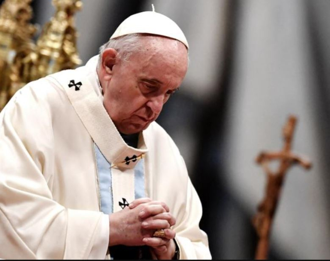 Papa Francisc, în timpul unei rugăciuni