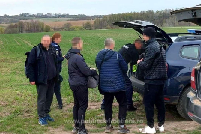 Patru ucraineni, depistaţi din elicopter în timp ce au încercat să intre ilegal în România 