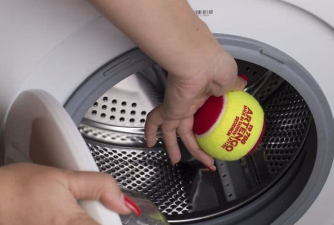 Pune câteva mingi de tenis în mașina de spălat atunci când bagi rufele: Un truc genial, care te scapă de multe bătăi de cap