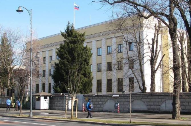 Reacția ambasadei Rusiei, după ce o mașina în gardul misiunii diplomatice  Act sub influența unei explozii de isterie anti-rusă