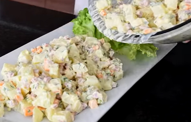 Salată de cartofi americană fabuloasă. Uită de salata orientală, este de zece ori mai bună! Ține minte rețeta că se vor linge toți pe degete. FOTO: captură YouTube @VICKY RECETA FACIL