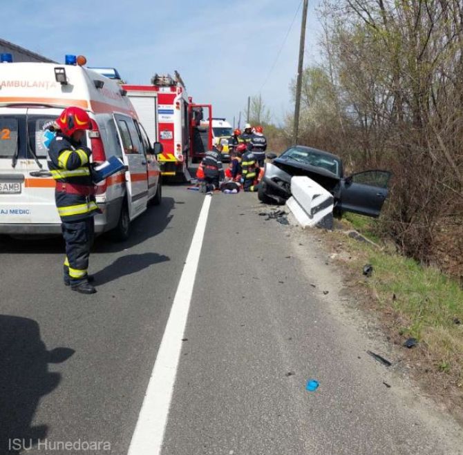 Șoferiță româncă, în stare gravă, după ce intrat cu mașina într-un cap pod. Pasagera de 75 de ani a murit pe loc 