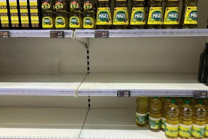 Supermarketurile din Marea Britanie raționalizează uleiul de gătit Pentru a asigura disponibilitatea pentru toată lumea.