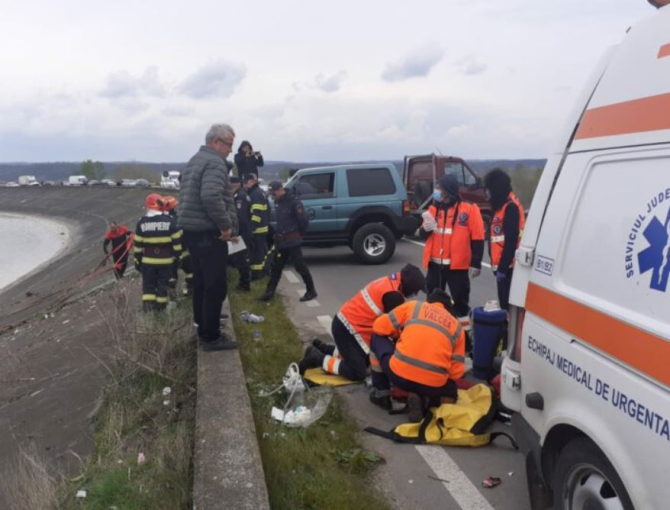 Tânăr român, mort după ce a căzut cu mașina într-un lac de acumulare Sursa - ISU Valcea 