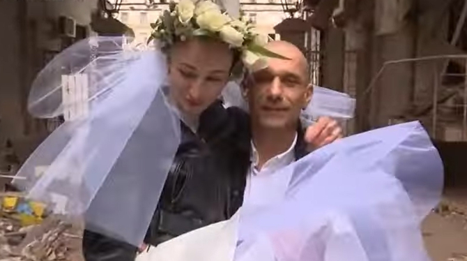 Un cuplu ucrainean și-a sărbătorit nunta printre dărâmături