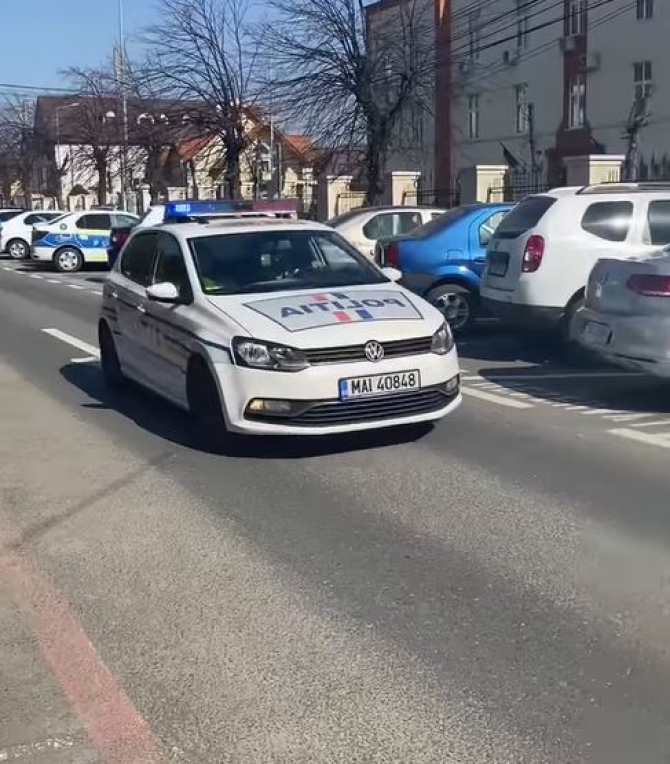 Un minor român a furat o mașină, cu care a accident mai multe autoturisme în Sibiu