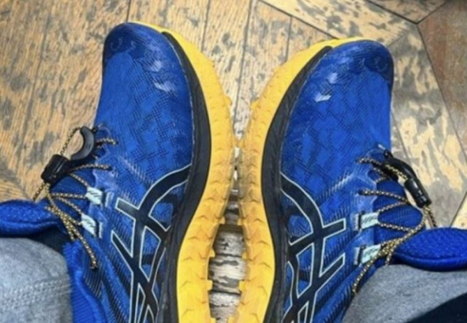 Un rus din Moscova, reținut și amendat pentru că purta pantofi sport în culorile Ucrainei, albastru și galben.