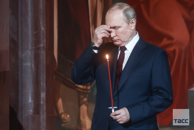 Vladimir Putin, la slujba de Înviere. Foto: Serghei Fadeichev/TASS
