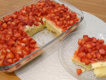 Dacă ai o mână de căpșune la îndemână, fă această prăjitură: Pufoasă, proaspătă și, mai ales, delicioasă și dietetică. O vei adora!