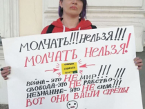 O activistă rusă şi-a cusut gura în semn de protest faţă de războiul din Ucraina. Nadejda Nu putem să tăcem 