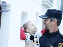 Spania. Un polițist, aflat în afara programului, a salvat viața unui copilaș care se sufoca cu mâncare.