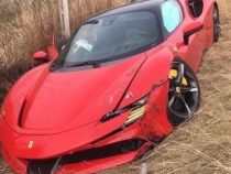 Un automobil Dacia Duster a băgat în șanț un Ferrari F90. Pagube de jumătate de milion de euro 