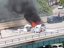 Un avion de mici dimensiuni s-a prăbușit peste o mașină, pe un pod. două persoane, grav rănite 