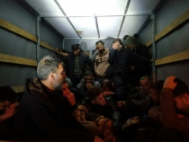 Ungaria. O șoferiță româncă de TIR riscă 15 ani de închisoare după ce a fost prinsă cu zeci de migranți în camion. FOTO: captură police.hu