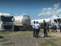 Zeci de şoferi români de cisterne au furat combustibil. Îl vindeau mai departe la preţuri mai mici faţă de cele din benzinării