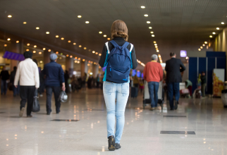  Aeroport din România, reguli noi: pasagerii nu trebuie să mai arunce lichidele sau să scoată laptopul din bagaj
