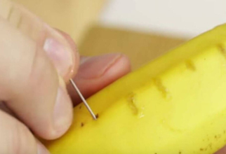 Fă găuri mici în coaja de banană cu un ac! Cu siguranță, te vei amuza când vei decoji fructul.