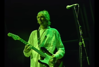 Chitara lui Kurt Cobain din melodia "Smells Like Teen Spirit" licitată cu suma impresionantă de 4,55 milioane de dolari, după un război al licitațiilor / Foto: Captură video youtube