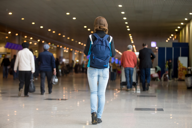  Aeroport din România, reguli noi: pasagerii nu trebuie să mai arunce lichidele sau să scoată laptopul din bagaj
