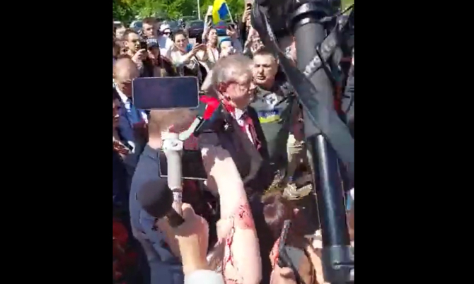 Ambasadorul Rusiei, stropit cu vopsea roşie de manifestanţi pro-ucraineni - VIDEO