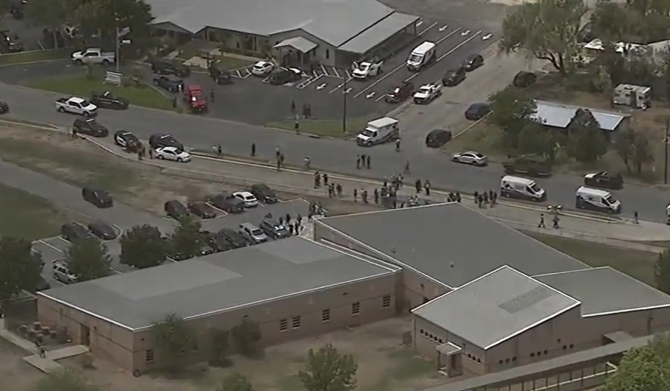 Atac armat într-o şcoală din SUA: Cel puţin 18 elevi şi un profesor au fost ucişi