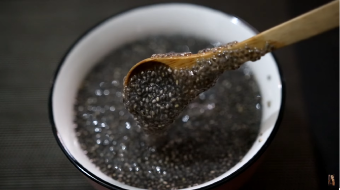 Amestecă semințe de chia cu ulei din semințe de struguri. Această poțiune va da rezultate cât ai clipi și este foarte sănătoasă / Foto: Captură video youtube