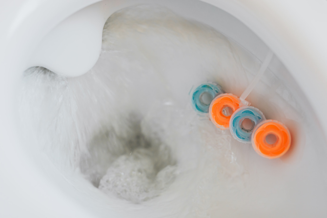 Curăță vasul de toaletă în câteva minute, fără efort: Un truc genial! Ai nevoie de forme pentru brioșe și congelator