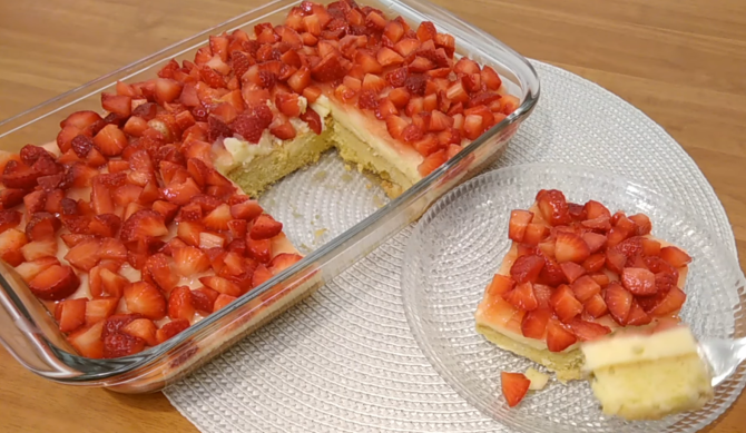 Dacă ai o mână de căpșune la îndemână, fă această prăjitură: Pufoasă, proaspătă și, mai ales, delicioasă și dietetică. O vei adora!