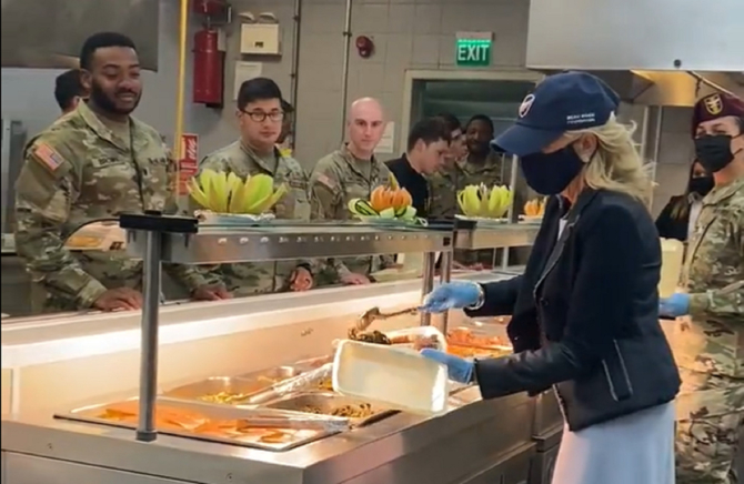 Jill Biden le-a servit mâncare militarilor americani de la Baza de la Mihail Kogălniceanu - VIDEO