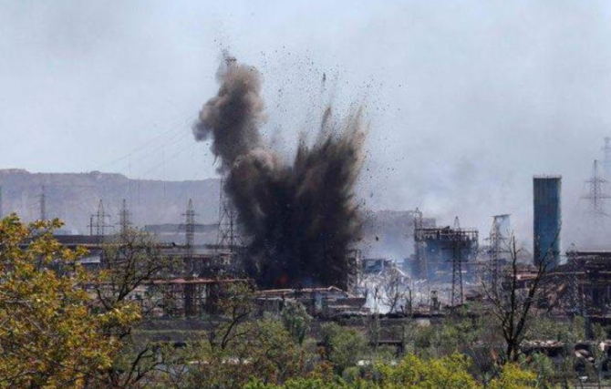 Ocupanții ruși continuă asaltul uzinei Azovstal -  lansează bombe aeriene, folosesc artileria grea și tancurile