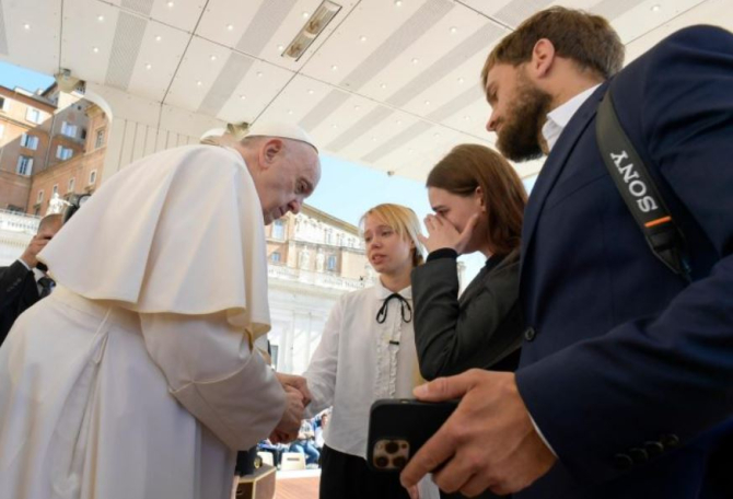 Papa Francisc s-a întâlnit cu soțiile luptătorilor regimentului Azov de la uzina Azovstal. Iulia El este ultima noastră speranță