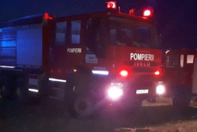 Peste 100 de persoane, evacuate din cauza unui incendiu la faţada unui bloc din București - două transportate la spital.