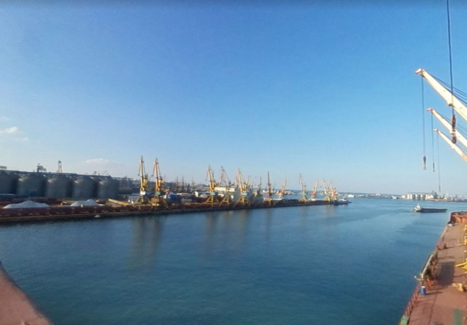 Risc de poluare în Portul Constanța, după ce o barjă, încărcată cu 1.500 de tone de cărbune din Rusia, s-a scufundat