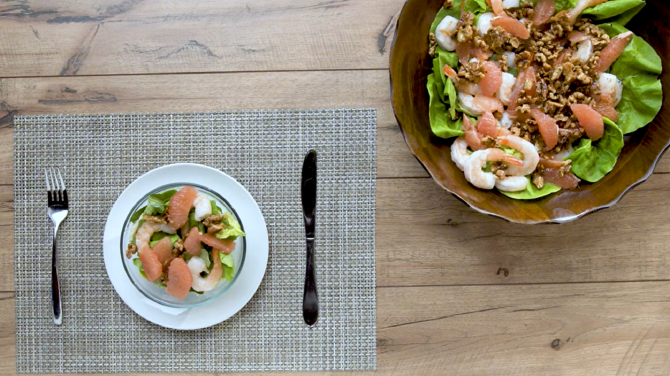 Salată de vară cu creveți, pomelo și crutoane de casă. Cea mai gustoasă combinație pentru zilele călduroase / Foto: Captură video youtube