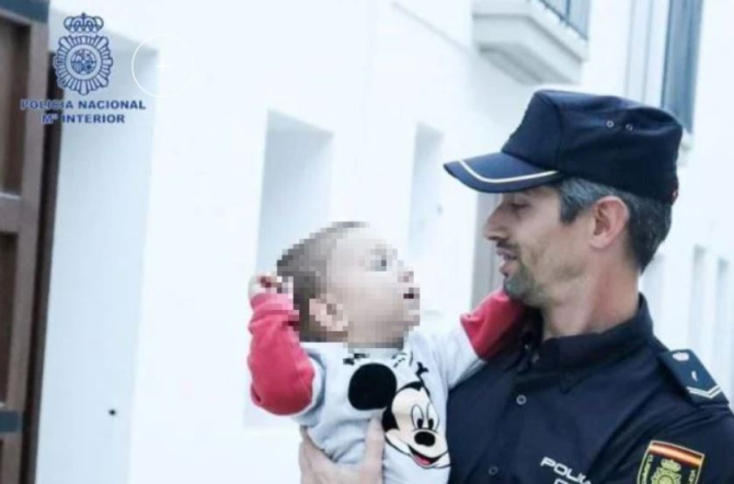Spania. Un polițist, aflat în afara programului, a salvat viața unui copilaș care se sufoca cu mâncare.