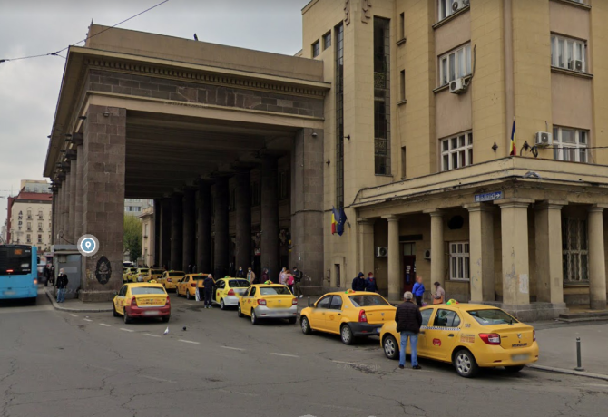 Taximetristi așteptând clienți la Gara de Nord (sursa foto: Google Maps)