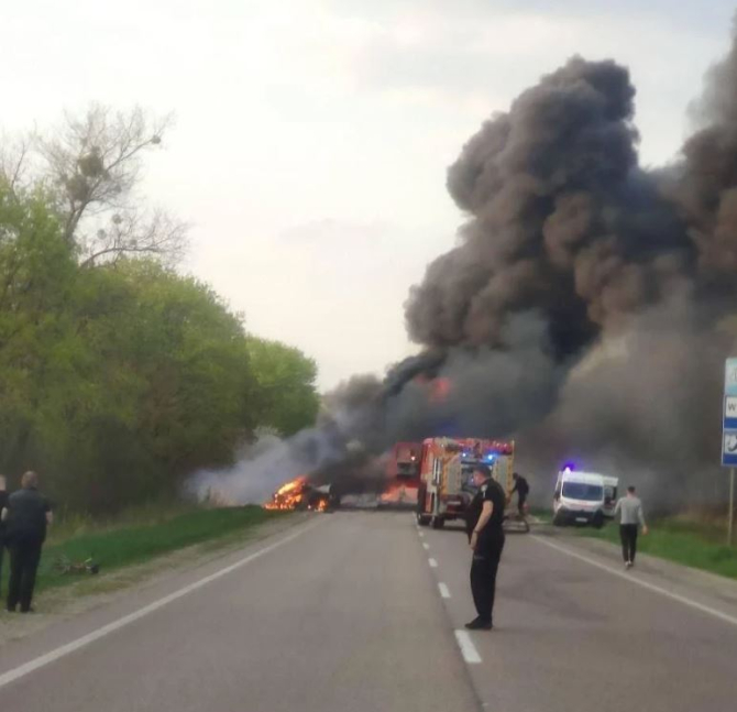 Un autobuz, în drum spre Polonia, a luat foc, după ce s-a ciocnit cu un camion în Ucraina - 27 de pasageri au murit 