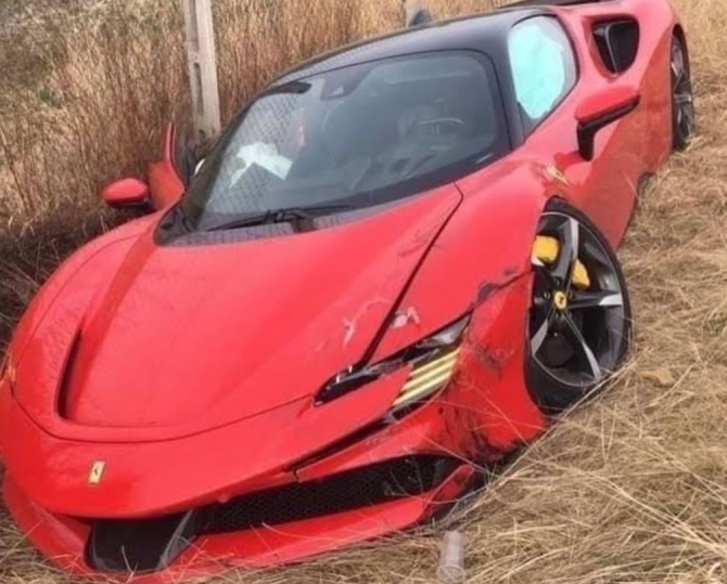 Un automobil Dacia Duster a băgat în șanț un Ferrari F90. Pagube de jumătate de milion de euro 