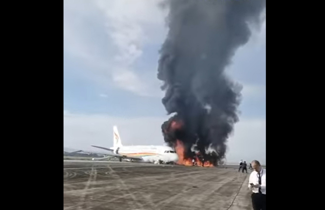 Un avion a luat foc după ce a ieşit de pe pistă - VIDEO