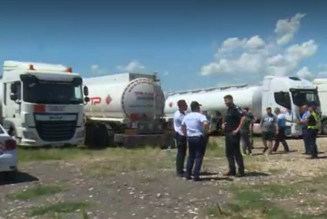 Zeci de şoferi români de cisterne au furat combustibil. Îl vindeau mai departe la preţuri mai mici faţă de cele din benzinării