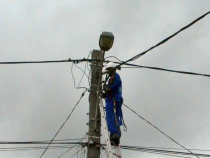 Aproximativ o mie de gospodării, din trei localităţi din Harghita, fără energie, din cauza vântului puternic 
