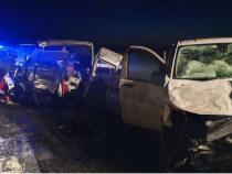 Două microbuze cu pasageri au intrat în coliziune pe autostrada A1. Mai multe persoane au fost rănite. Sursa ISU Arad 